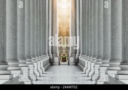 Weiße Marmorsäulen in einer Reihe. Reihe von Marmorsäulen. Steinsäulen. Stockfoto