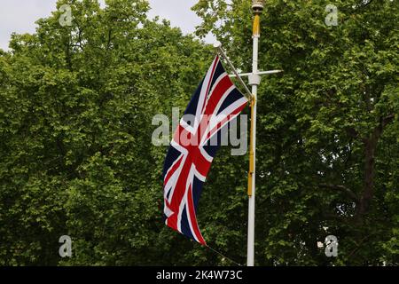 Union Jack fliegt auf dem Boulevard des Buckingham Palace in London Stockfoto