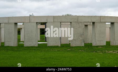 Brentwood Essex 4. Oct 2022 der Brentwood Brough Council hat eine rückwirkende Planungsgenehmigung erteilt, die es einer Skulptur im Stonehenge-Stil, bekannt als Unhenged, erlaubt, zu bleiben, damit sie für den Turner Prize gewonnen werden kann. Es wurde von Joe McNamara als Warnung vor dem Klimawandel gebaut. (Hinweis: Die Bilder wurden vom öffentlichen Fußweg auf dem Gelände aufgenommen). Kredit: Ian Davidson/Alamy Live Nachrichten Stockfoto