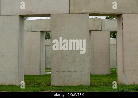 Brentwood Essex 4. Oct 2022 der Brentwood Brough Council hat eine rückwirkende Planungsgenehmigung erteilt, die es einer Skulptur im Stonehenge-Stil, bekannt als Unhenged, erlaubt, zu bleiben, damit sie für den Turner Prize gewonnen werden kann. Es wurde von Joe McNamara als Warnung vor dem Klimawandel gebaut. (Hinweis: Die Bilder wurden vom öffentlichen Fußweg auf dem Gelände aufgenommen). Kredit: Ian Davidson/Alamy Live Nachrichten Stockfoto