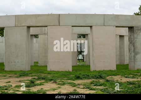 Brentwood Essex 4. Oct 2022 der Brentwood Brough Council hat eine rückwirkende Planungsgenehmigung erteilt, die es einer Skulptur im Stonehenge-Stil, bekannt als Unhenged, erlaubt, zu bleiben, damit sie für den Turner Prize gewonnen werden kann. Es wurde von Joe McNamara als Warnung vor dem Klimawandel gebaut. (Hinweis: Die Bilder wurden vom öffentlichen Fußweg auf dem Gelände aufgenommen). Kredit: Ian Davidson/Alamy Live Nachrichten Stockfoto