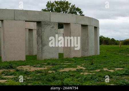 Brentwood Essex 4. Oct 2022 der Brentwood Brough Council hat eine rückwirkende Planungsgenehmigung erteilt, die es einer Skulptur im Stonehenge-Stil, bekannt als Unhenged, erlaubt, zu bleiben, damit sie für den Turner Prize gewonnen werden kann. Es wurde von Joe McNamara als Warnung vor dem Klimawandel gebaut. (Hinweis: Die Bilder wurden vom öffentlichen Fußweg auf dem Gelände aufgenommen). Kredit: Ian Davidson/Alamy Live Nachrichten Stockfoto