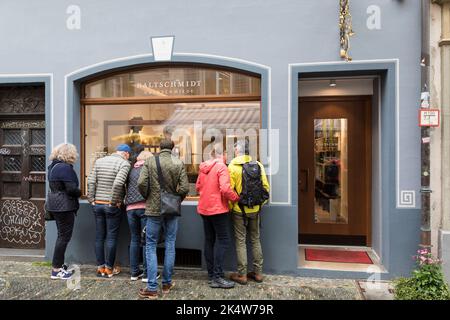 In der Schusterstraße in der historischen Stadt Freiburg im Breisgau, Baden-Wuerttember, stehen Menschen vor dem Schaufenster des Goldschmieds Kaltschmidt Stockfoto