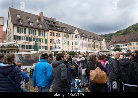 Markt im nördlichen Teil des Münsterplatzes, Freiburg im Breisgau, Baden-Württemberg, Deutschland. Markt auf dem noerdlichen Miuensterplatz, Freiburg im Stockfoto