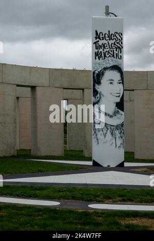 Brentwood Essex 4. Oct 2022 der Brentwood Brough Council hat eine rückwirkende Planungsgenehmigung erteilt, die es einer Skulptur im Stonehenge-Stil, bekannt als Unhenged, erlaubt, zu bleiben, damit sie für den Turner Prize gewonnen werden kann. Es wurde von Joe McNamara als Warnung vor dem Klimawandel gebaut. (Hinweis: Die Bilder wurden vom öffentlichen Fußweg auf dem Gelände aufgenommen). Kredit: Ian Davidson/Alamy Live Nachrichten Stockfoto