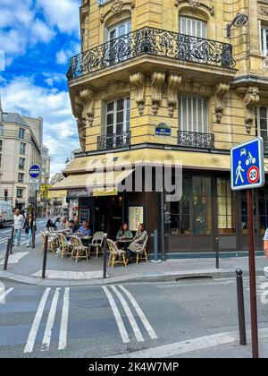 Paris, Frankreich, französisches Pariser Cafe Terrasse auf dem Bürgersteig, Straßenszene, Haussmanian Apartmentgebäude (Rue de Provence), Blick auf das pariser Café Stockfoto