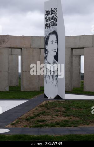 Brentwood Essex 4. Oct 2022 der Brentwood Brough Council hat eine rückwirkende Planungsgenehmigung erteilt, die es einer Skulptur im Stonehenge-Stil, bekannt als Unhenged, erlaubt, zu bleiben, damit sie für den Turner Prize gewonnen werden kann. Es wurde von Joe McNamara als Warnung vor dem Klimawandel gebaut. (Hinweis: Die Bilder wurden vom öffentlichen Fußweg auf dem Gelände aufgenommen). Kredit: Ian Davidson/Alamy Live Nachrichten Stockfoto