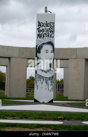 Brentwood Essex 4. Oct 2022 der Brentwood Brough Council hat eine rückwirkende Planungsgenehmigung erteilt, die es einer Skulptur im Stonehenge-Stil, bekannt als Unhenged, erlaubt, zu bleiben, damit sie für den Turner Prize gewonnen werden kann. Es wurde von Joe McNamara als Warnung vor dem Klimawandel gebaut. (Hinweis: Die Bilder wurden vom öffentlichen Fußweg auf dem Gelände aufgenommen). Kredit: Ian Davidson/Alamy Live Nachrichten Stockfoto