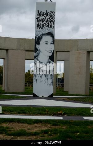 Brentwood Essex 4. Oct 2022 der Brentwood Brough Council hat eine rückwirkende Planungsgenehmigung erteilt, die es einer Skulptur im Stonehenge-Stil, bekannt als Unhenged, erlaubt, zu bleiben, damit sie für den Turner Prize gewonnen werden kann. Es wurde von Joe McNamara als Warnung vor dem Klimawandel gebaut. (Hinweis: Die Bilder wurden vom öffentlichen Fußweg auf dem Gelände aufgenommen). Kredit: Ian Davidson/Alamy Live Nachrichten Stockfoto