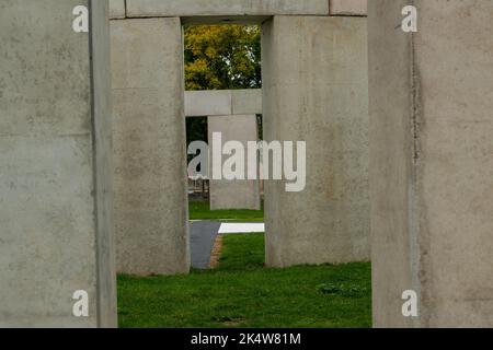 Brentwood Essex 4. Oct 2022 der Brentwood Brough Council hat eine rückwirkende Planungsgenehmigung erteilt, die es einer Skulptur im Stonehenge-Stil, bekannt als Unhenged, erlaubt, zu bleiben, damit sie für den Turner Prize gewonnen werden kann. Es wurde von Joe McNamara als Warnung vor dem Klimawandel gebaut. (Hinweis: Die Bilder wurden vom öffentlichen Fußweg auf dem Gelände aufgenommen). Kredit: Ian Davidson/Alamy Live Nachrichten Stockfoto