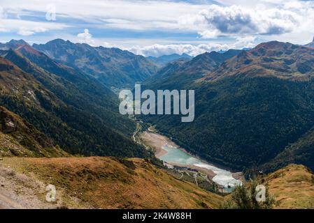 Das Ossau-Tal und der teilweise trockene Lac de Fabrège, vom Pic de la Sagette in den westlichen französischen Pyrenäen Stockfoto