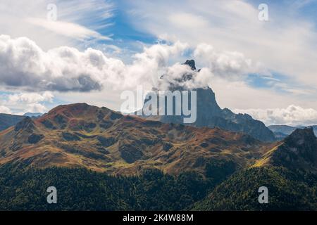 Der Pic du Midi d'Ossau, versteckt hinter einigen Wolken, gipfelt auf 2884 Metern westlich der französischen Pyrenäen Stockfoto