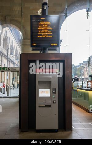 Newcastle upon Tyne, Großbritannien. 4. Oktober 2022. Newcastle Central Station vor weiteren Arbeitskampfmaßnahmen der Eisenbahngewerkschaften ASLEF und RMT. Die Streikaktion ist ein fortwährender Streit um die Bezahlung. Quelle: Hazel Plater/Alamy Live News Stockfoto