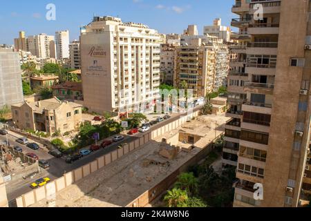 Alexandria - Ägypten - 08. Oktober 2020: Kleine Straße von Alexandria touristischen Stadt. Neben der Corniche Avenue mit Hotels und Wohngebäuden Stockfoto