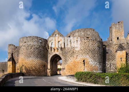 Eingang des Dorfes domme in frankreich durch die porte des Tours Stockfoto