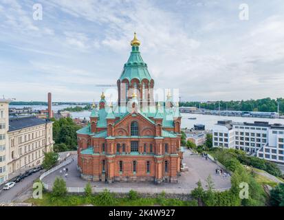 Uspenski-Kathedrale in Helsinki, Finnland. Drohne aus der Sicht. Es ist eine ostorthodoxe Kathedrale in Helsinki, Finnland, und die Hauptkathedrale des Orth Stockfoto