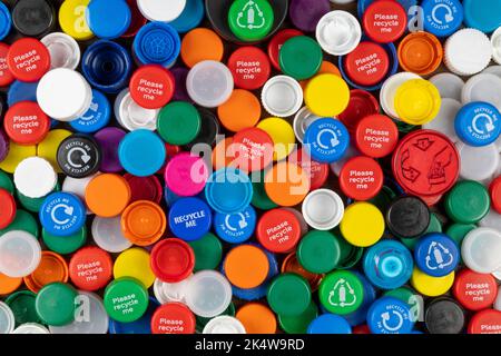 Bunte Plastikflaschen-Kappen zum Recycling. Stockfoto