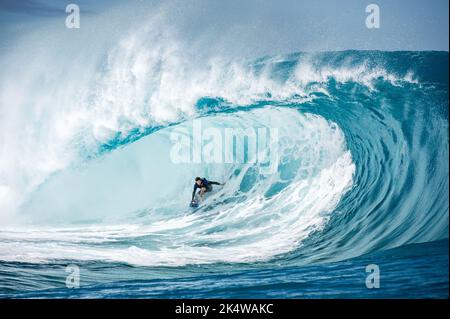 SURFEN der Amerikaner/Hawaïan-Surfer Bruce Irons (Bruder des legendären Surfers Andy Irons) beim Surfen im Teahupoo, während eines großen Wellengangs am 11. September 2014 im Teahupoo in Tahiti, Französisch-Polynesien - Foto Julien Girardot / DPPI Stockfoto