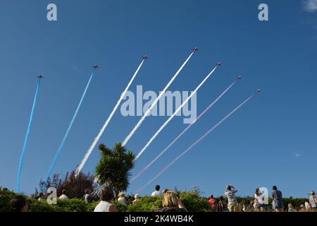 Die Red Arrows, das Kunstflugteam der Royal Air Force, nähert sich den Massen an der Küste nach Eastbourne Airbourne in East Sussex, England. Stockfoto