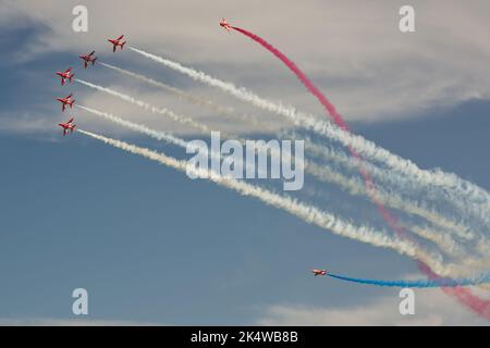 Royal Airforce Red Arrows Aerobatic Display Team in Formation über Eastbourne, East Sussex, England Stockfoto