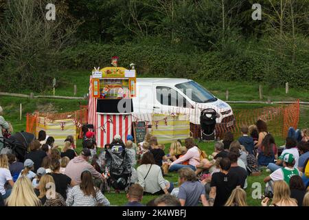 Traditionelles Puppenspiel mit Punsch und Judy auf der Findon Sheep Fair in der Nähe von Worthing, West Sussex, England. Stockfoto