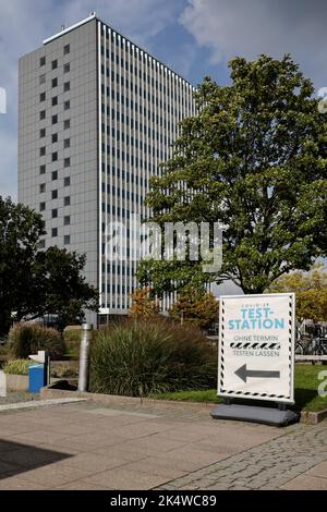 Kiel, Deutschland. 04. Oktober 2022. Das Plakat einer Corona-Teststation steht auf einem Bürgersteig. Virologe Helmut Fickenscher vom Institut für Infektionsmedizin der Christian-Albrechts-Universität zu Kiel erwartet in den kommenden Monaten mehr Coronainfektionen im Norden. Höhere Fallzahlen würden jedoch nicht auch häufigere schwere oder tödliche Erkrankungen bedeuten. Quelle: Frank Molter/dpa/Alamy Live News Stockfoto