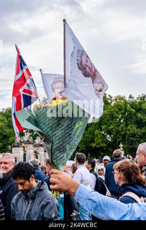 Der Tag nach dem Vergehen von Königin Elizabeth II. Kommt Ein Mann mit Einem Blumenschmuck vor dem Buckingham Palace in London an. Stockfoto