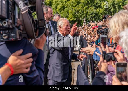 Der Tag nach dem Vergehen von Königin Elizabeth II. Ihr Sohn, König Charles III., kommt am Buckingham Palace an, um die Menschenmassen in London, Großbritannien, zu begrüßen. Stockfoto