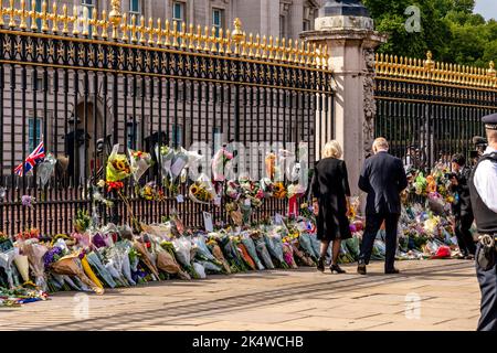 Der Tag nach dem Vergehen von Königin Elizabeth II. Ihr Sohn König Charles III. Und Königin Consort Camilla kommen am Buckingham Palace an und sehen die Blumenverlosungen Stockfoto