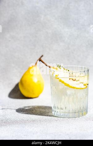 Birne Wodka und Tonic mit frischer Birne und Thymian Stockfoto