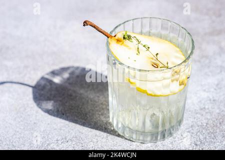 Birne Wodka und Tonic mit frischer Birne und Thymian Stockfoto