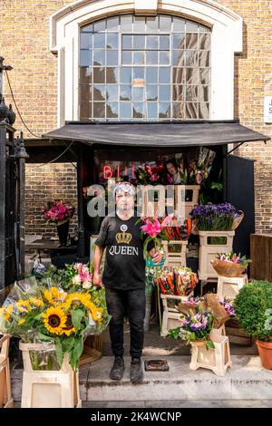 Royal Superman John Loughrey posiert mit einigen Blumen vor Einem Blumenstand in Mayfair nach dem Versterben von Königin Elizabeth II, Jermyn Street, London, Großbritannien Stockfoto