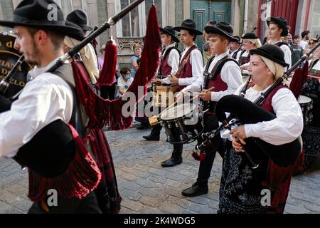 Ponte de Lima, Portugal - 10. September 2022: Gruppe von Dudelsackläufern mit ihren traditionellen Kostümen, die während der Parade durch die Straßen von Ponte de Lima fahren Stockfoto