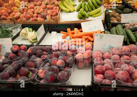 Obst- und Gemüsestände auf dem Markt der Stadt Cascais, Portugal Stockfoto