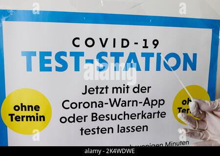 Kiel, Deutschland. 04. Oktober 2022. Das Poster einer Corona-Teststation hängt an einer Wand. Virologe Fickenscher vom Institut für Infektionsmedizin der Christian-Albrechts-Universität zu Kiel erwartet in den kommenden Monaten mehr Coronainfektionen im Norden. Höhere Fallzahlen würden jedoch nicht auch häufigere schwere oder tödliche Erkrankungen bedeuten. Quelle: Frank Molter/dpa/Alamy Live News Stockfoto