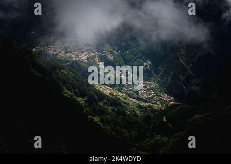 Luftaufnahme des Dorfes Curral das Freiras in den Binnenbergen, Madeira, Portugal Stockfoto