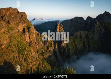 Niedrige Wolken über den Bergen im Landesinneren bei Pico do Arieiro bei Sonnenaufgang, Madeira, Portugal Stockfoto