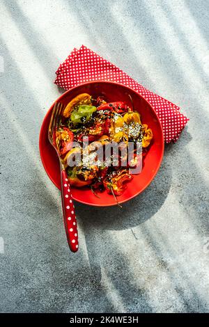 Ansicht von oben auf eine Schüssel mit gerösteten Chilischoten mit Sesam Stockfoto