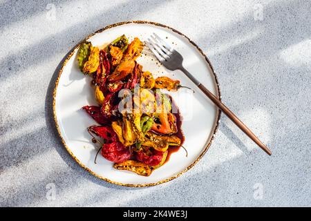 Geröstete Chilischoten mit Sesam Stockfoto