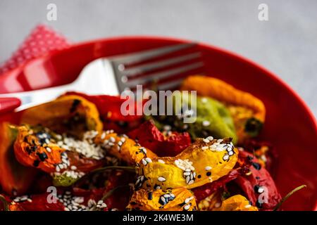 Nahaufnahme einer Schüssel geröstete Chilischoten mit Sesam Stockfoto