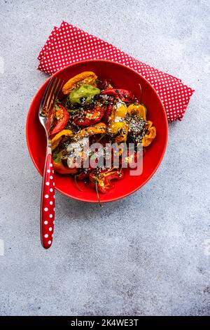 Ansicht von oben auf eine Schüssel mit gerösteten Chilischoten mit Sesam Stockfoto