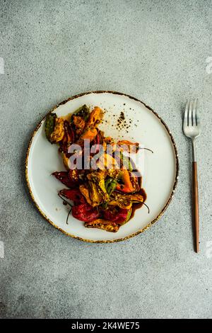 Ansicht von oben auf einer Platte mit gerösteten Chilischoten mit Sesam Stockfoto