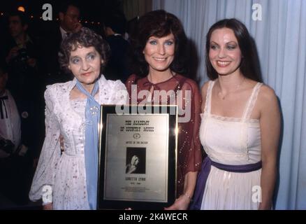 **DATEI FOTO** Loretta Lynn ist verstorben. Loretta Lynn mit Mutter Clary Webb und Schwester Crystal Gayle 1980 Quelle: Ralph Dominguez/MediaPunch Stockfoto