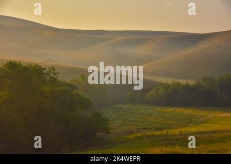 Ländliche Spätsommer trübe Morgenlandschaft in den Bergen, Zlatibor, Serbien Stockfoto