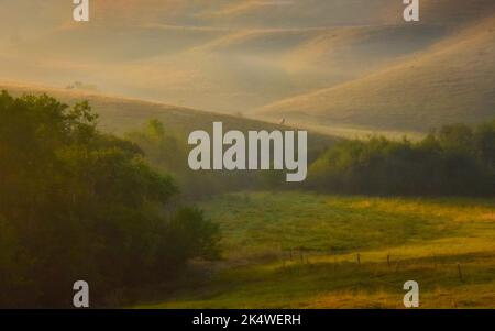 Ländliche Spätsommer trübe Morgenlandschaft in den Bergen, Zlatibor, Serbien Stockfoto