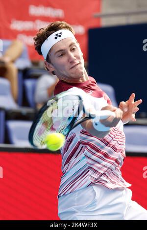 Tokio, Japan. 4. Oktober 2022. CASPER RUUD (NOR) trifft gegen J. Munar (ESP) während ihres Einzel-1.-Runden-Spiels bei den Rakuten Japan Open Tennis Championships 2022 im Ariake Coliseum eine Rückkehr. Das Turnier findet vom 1. Bis 9. Oktober statt. J. Munar gewann 6:3, 6:3. (Bild: © Rodrigo Reyes Marin/ZUMA Press Wire) Stockfoto