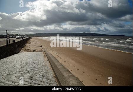 Ayr, Ayrshire, Schottland, September 27. 2022, ein Blick auf die schönen breiten Sandstrände der Stadt Stockfoto