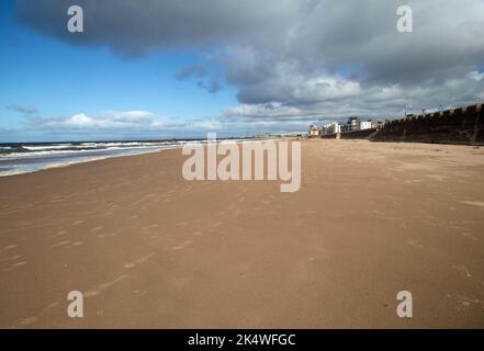 Ayr, Ayrshire, Schottland, September 27. 2022, ein Blick auf die schönen breiten Sandstrände der Stadt Stockfoto