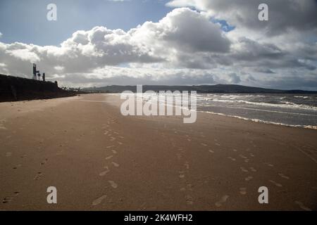 Ayr, Ayrshire, Schottland, September 27. 2022, ein Blick auf die schönen breiten Sandstrände der Stadt Stockfoto