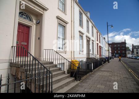 Ayr, Ayrshire, Schottland, September 27. 2022, Blick auf eine elegante georgianische Terrasse am Wellington Square. Stockfoto